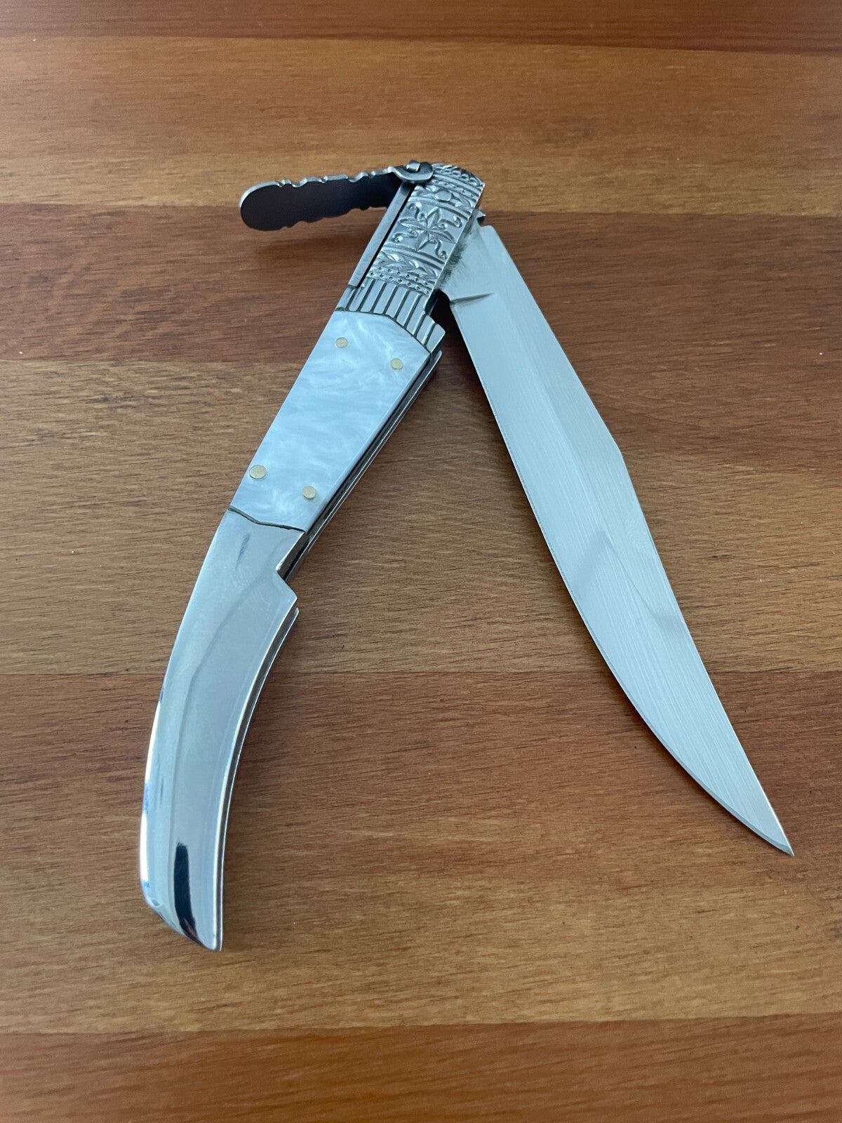 5.1" Arabian Style Navaja with Ratchet Pocket Knife White Acrylic Scales - Spain