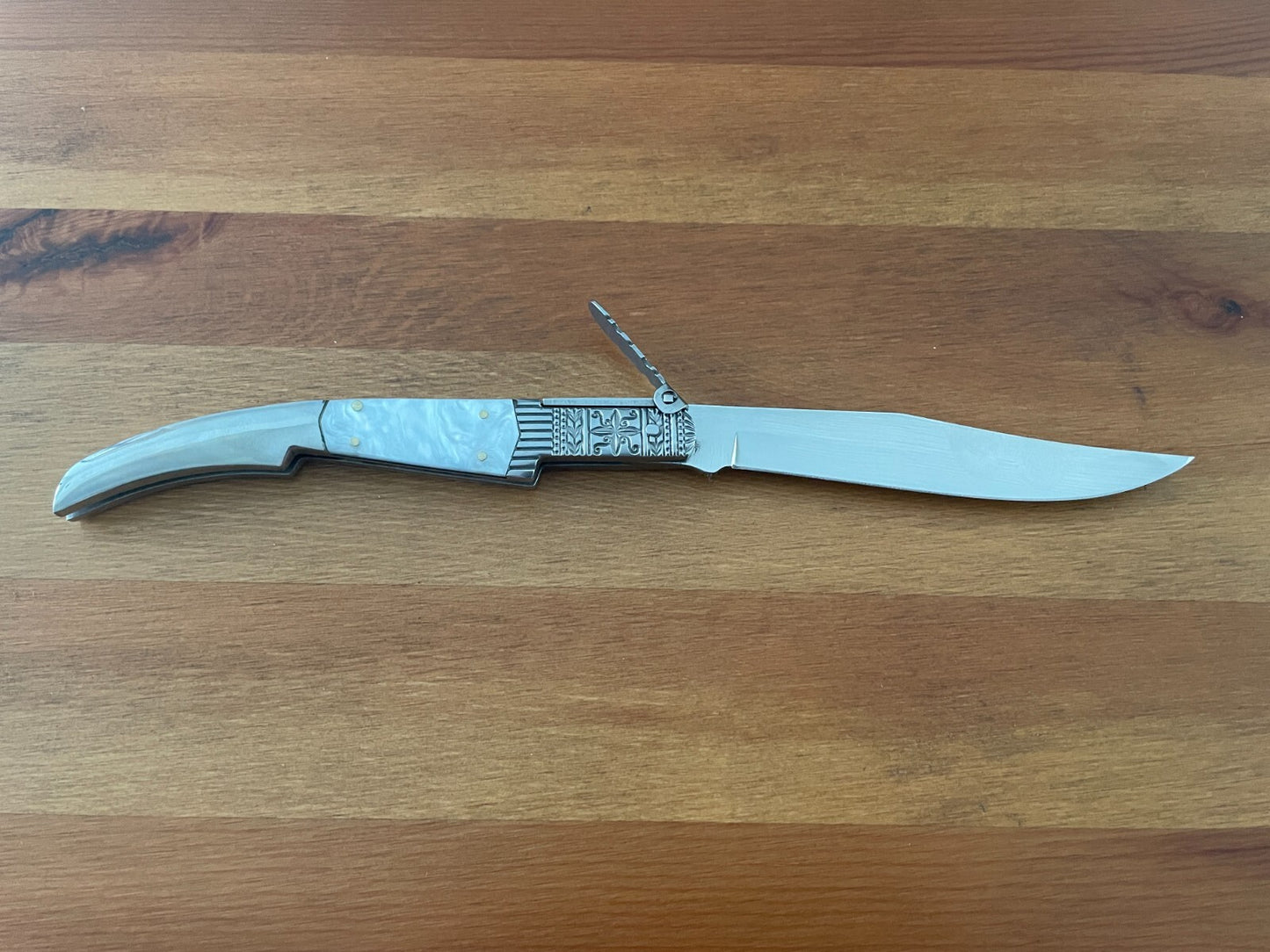 5.1" Arabian Style Navaja with Ratchet Pocket Knife White Acrylic Scales - Spain