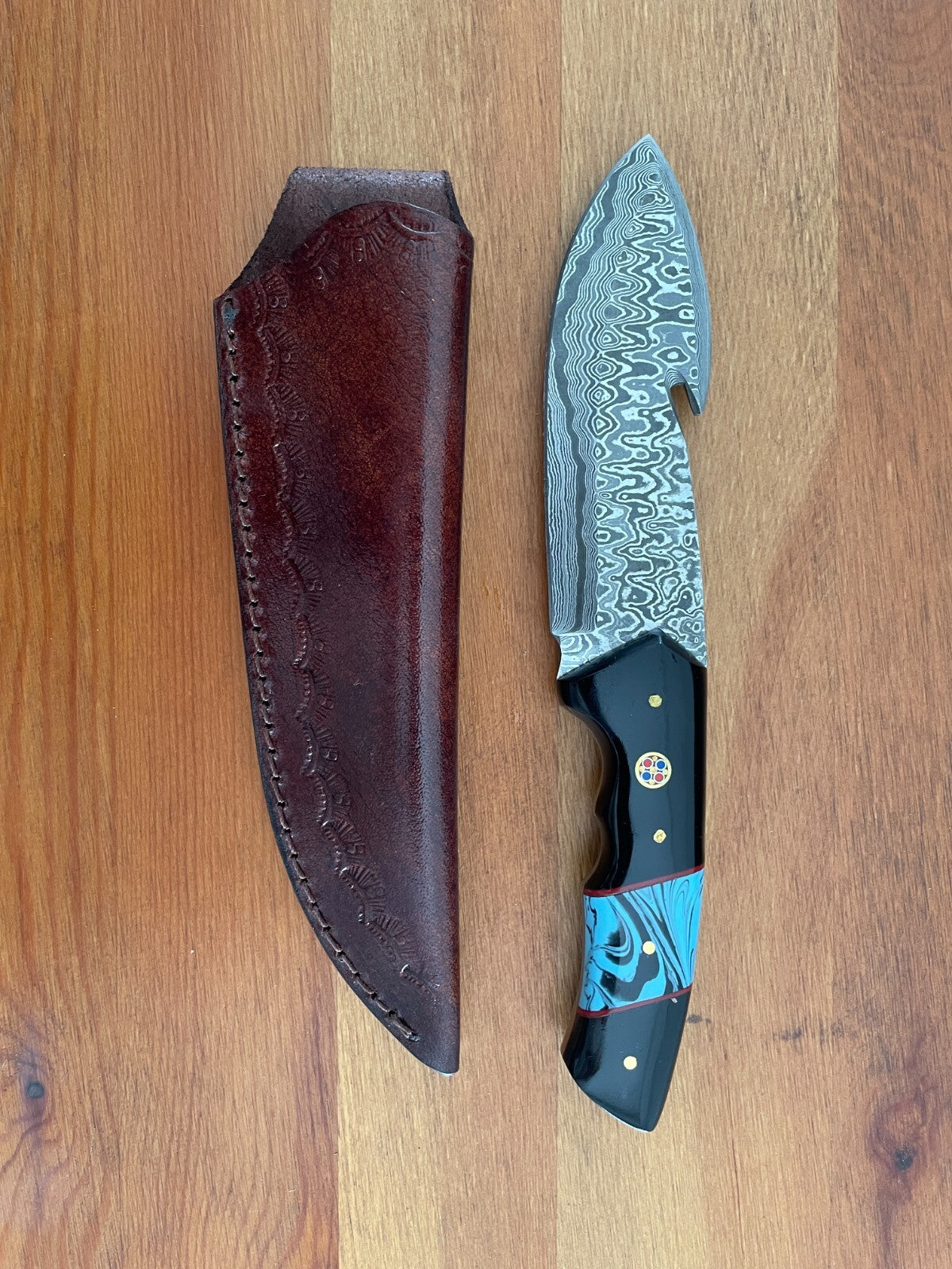 4.7 in. Damascus Steel Handmade Skinner Knife Bullhorn / Leather Sheath