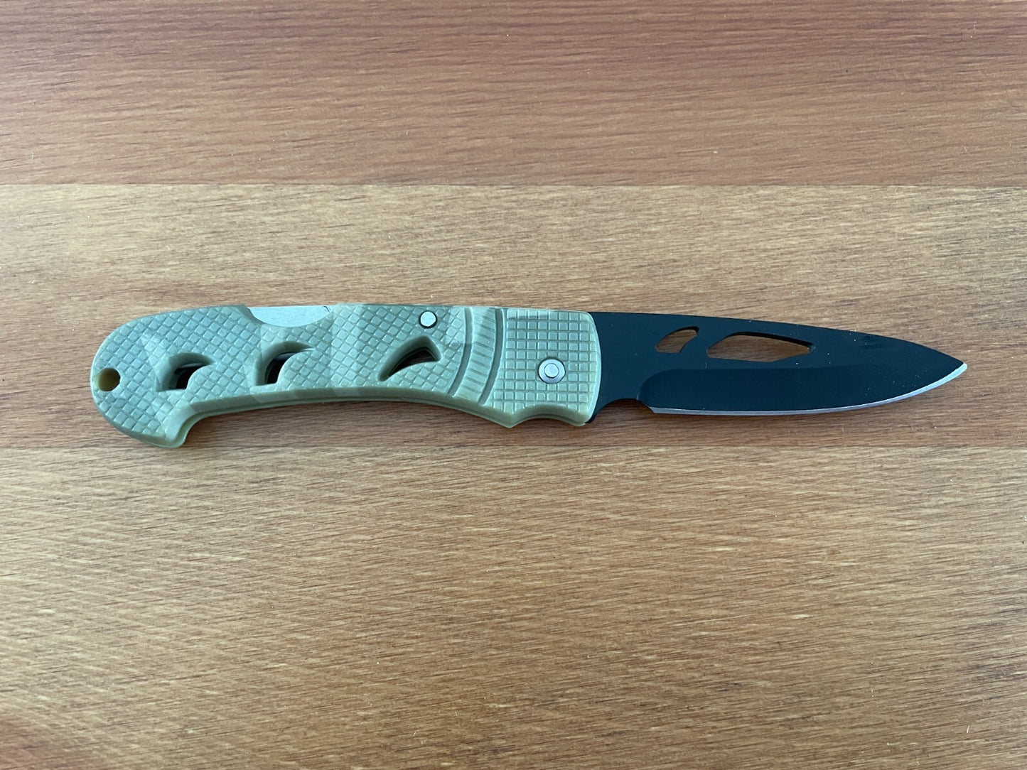 2.95" Lightweight Tactical Knife Black Blade Plastic Camouflage Handle - Spain